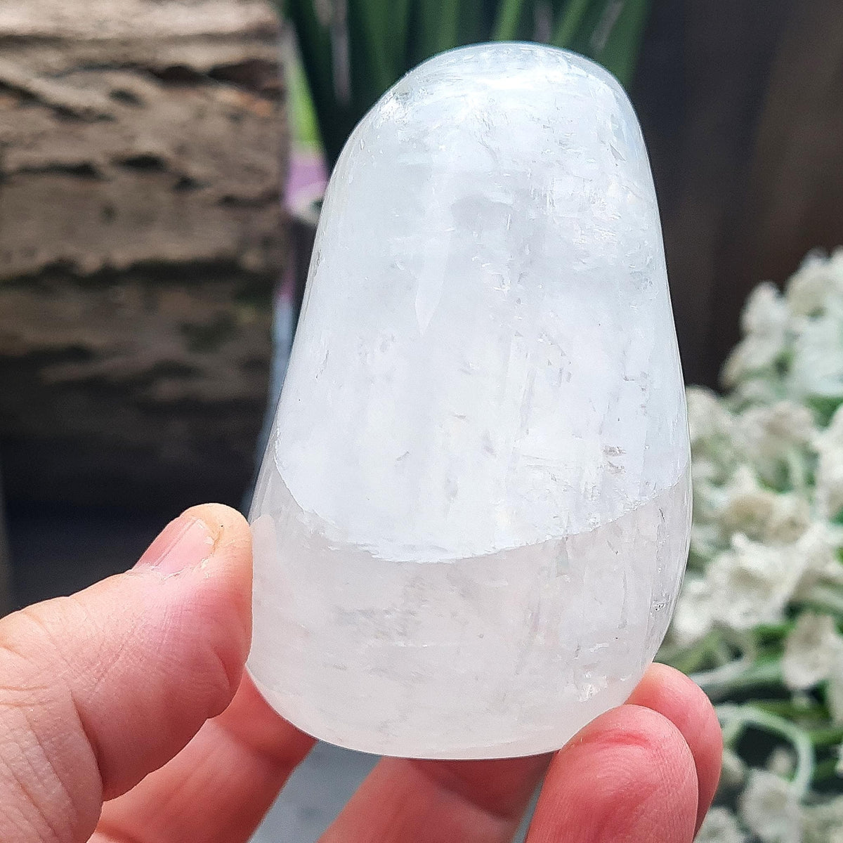 Elegant White Calcite freeform from Mexico with soft pearlescent lustre. Brings balance, motivation, and calm. Perfect for décor or meditation. 
