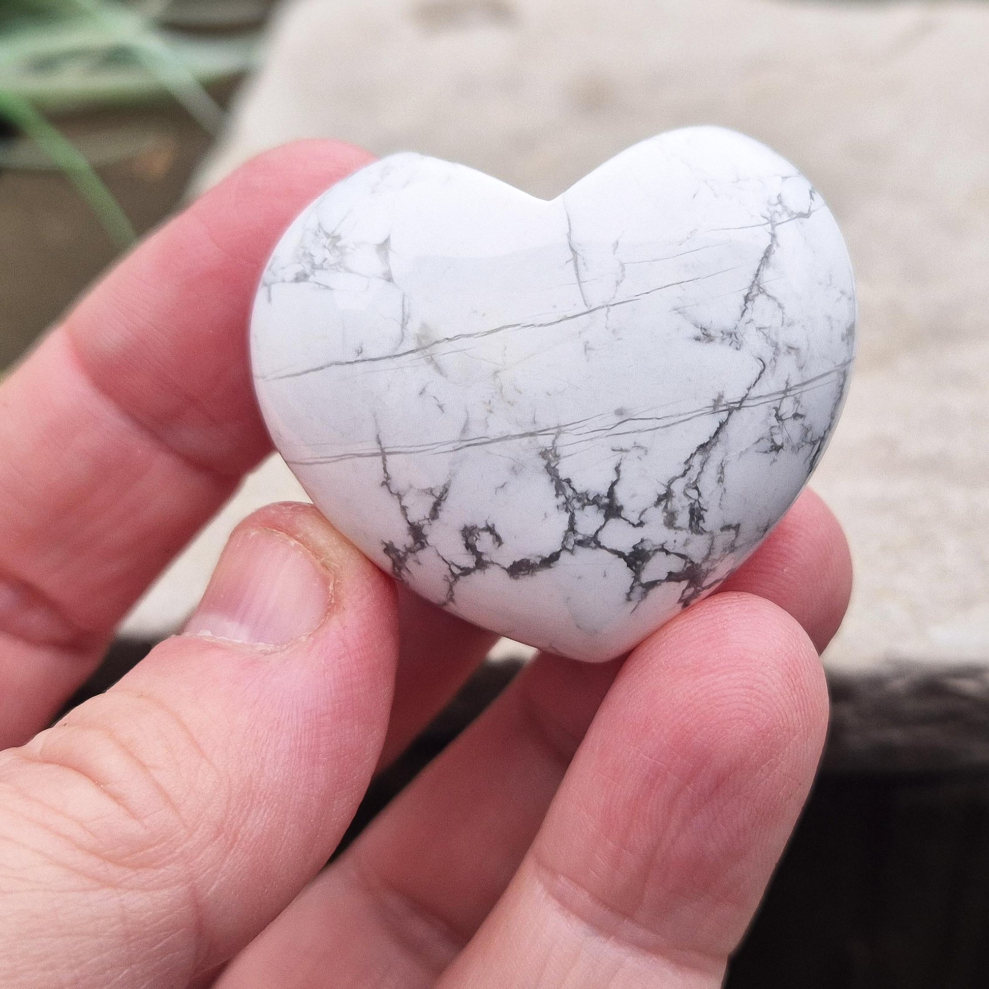 Polished Howlite heart radiates calming energy, aiding relaxation and mindfulness. Perfect for meditation, stress relief, and emotional balance.