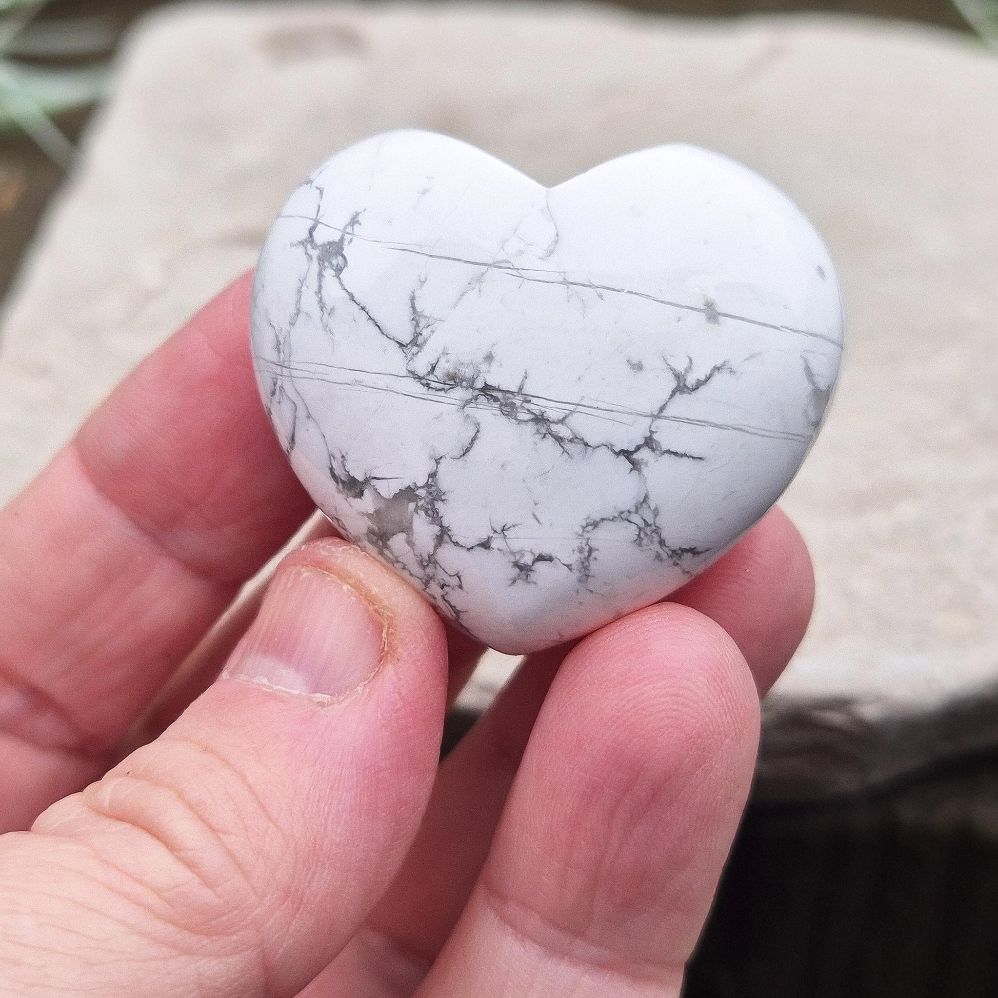 Polished Howlite heart radiates calming energy, aiding relaxation and mindfulness. Perfect for meditation, stress relief, and emotional balance.