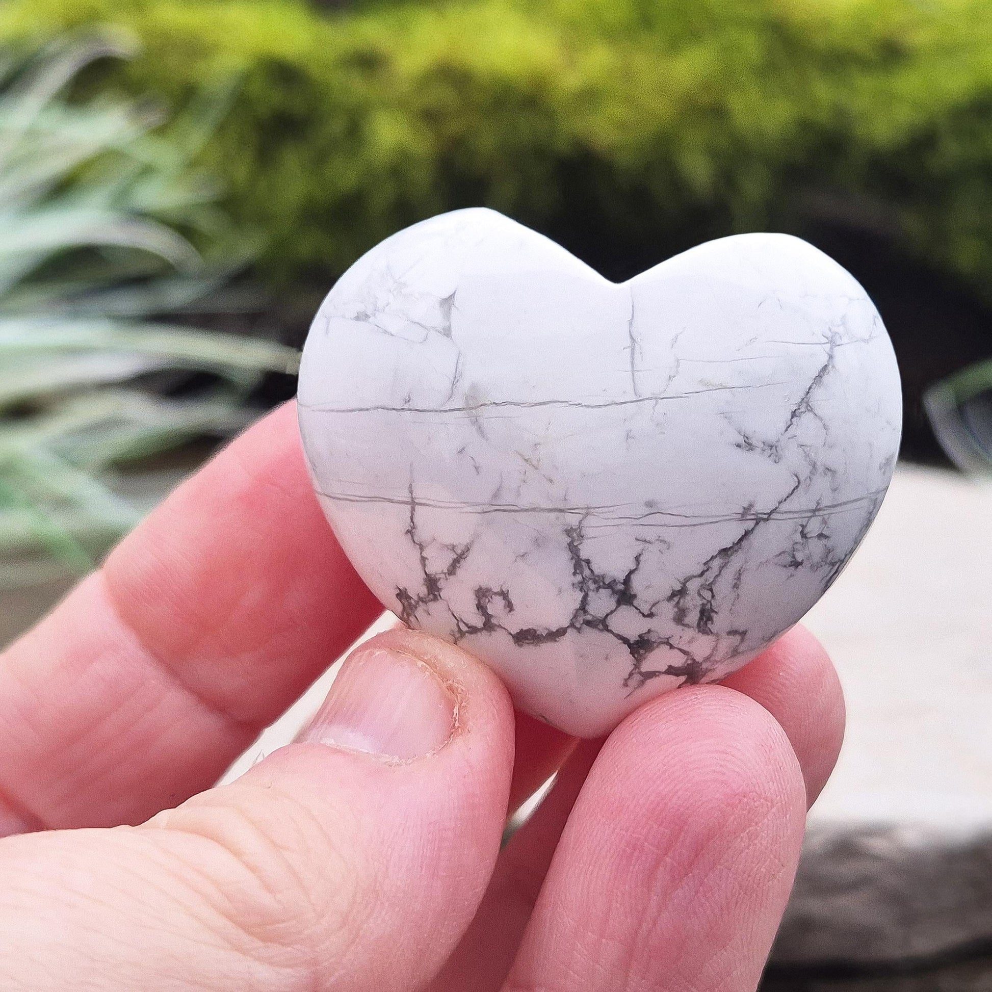 Polished Howlite heart radiates calming energy, aiding relaxation and mindfulness. Perfect for meditation, stress relief, and emotional balance.