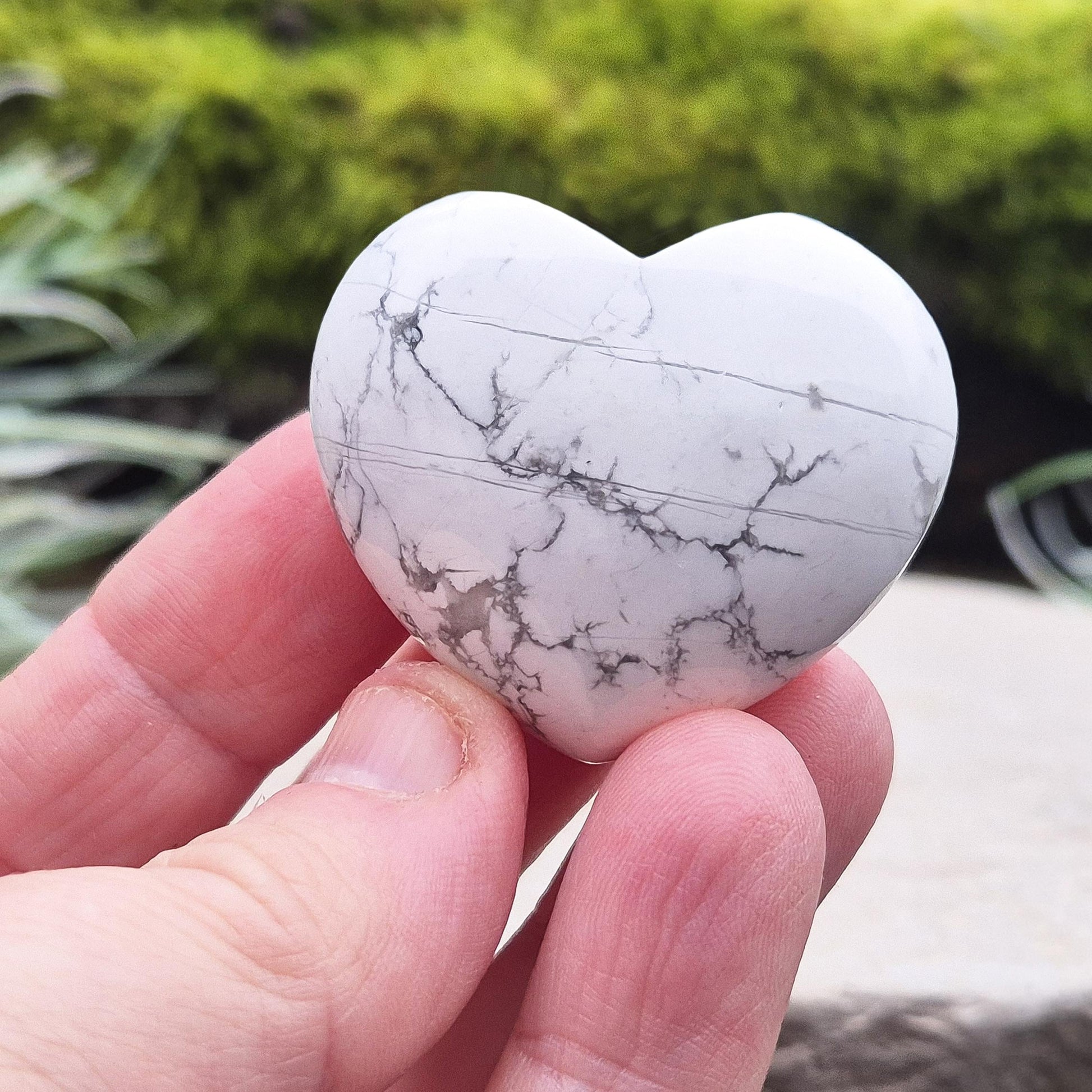 Polished Howlite heart radiates calming energy, aiding relaxation and mindfulness. Perfect for meditation, stress relief, and emotional balance.