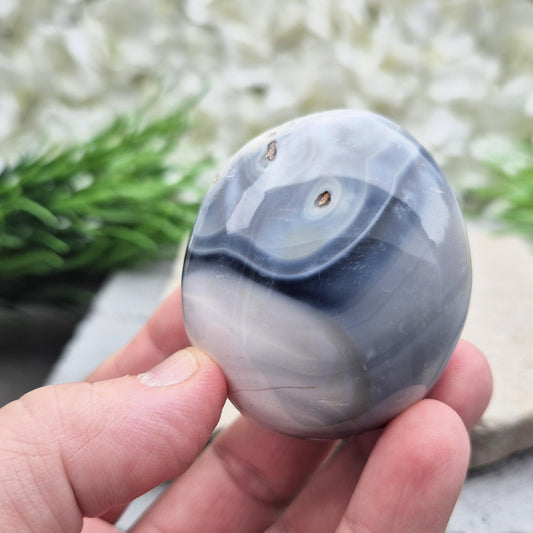 Orca Agate Crystal Pebble: Grey Agate, Emotional Healing