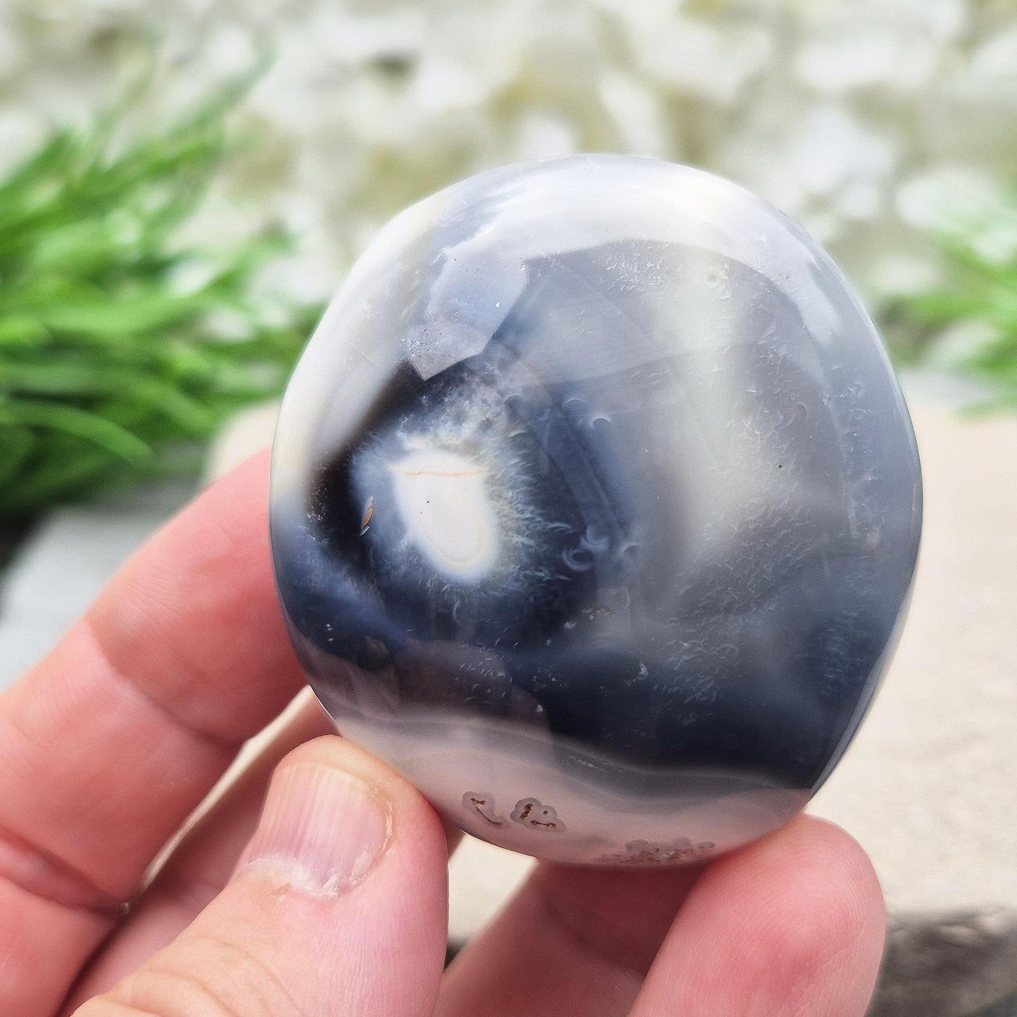 Orca Agate Crystal Pebble: Grey Agate, Emotional Healing