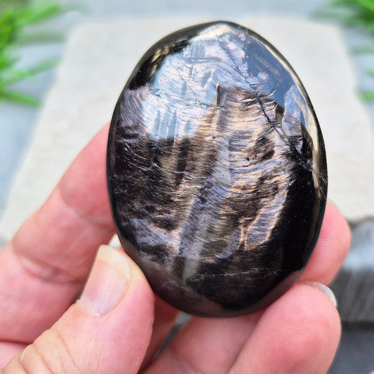 Hypersthene Palm Stone helps calm the mind, strengthen intuition, and restore inner balance — a grounding ally for clarity and quiet confidence.