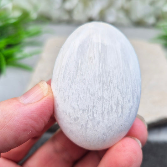 Soothing Scolecite for serenity and balance. Supports meditation, relaxation, and emotional healing with its soft, high-vibrational energy.