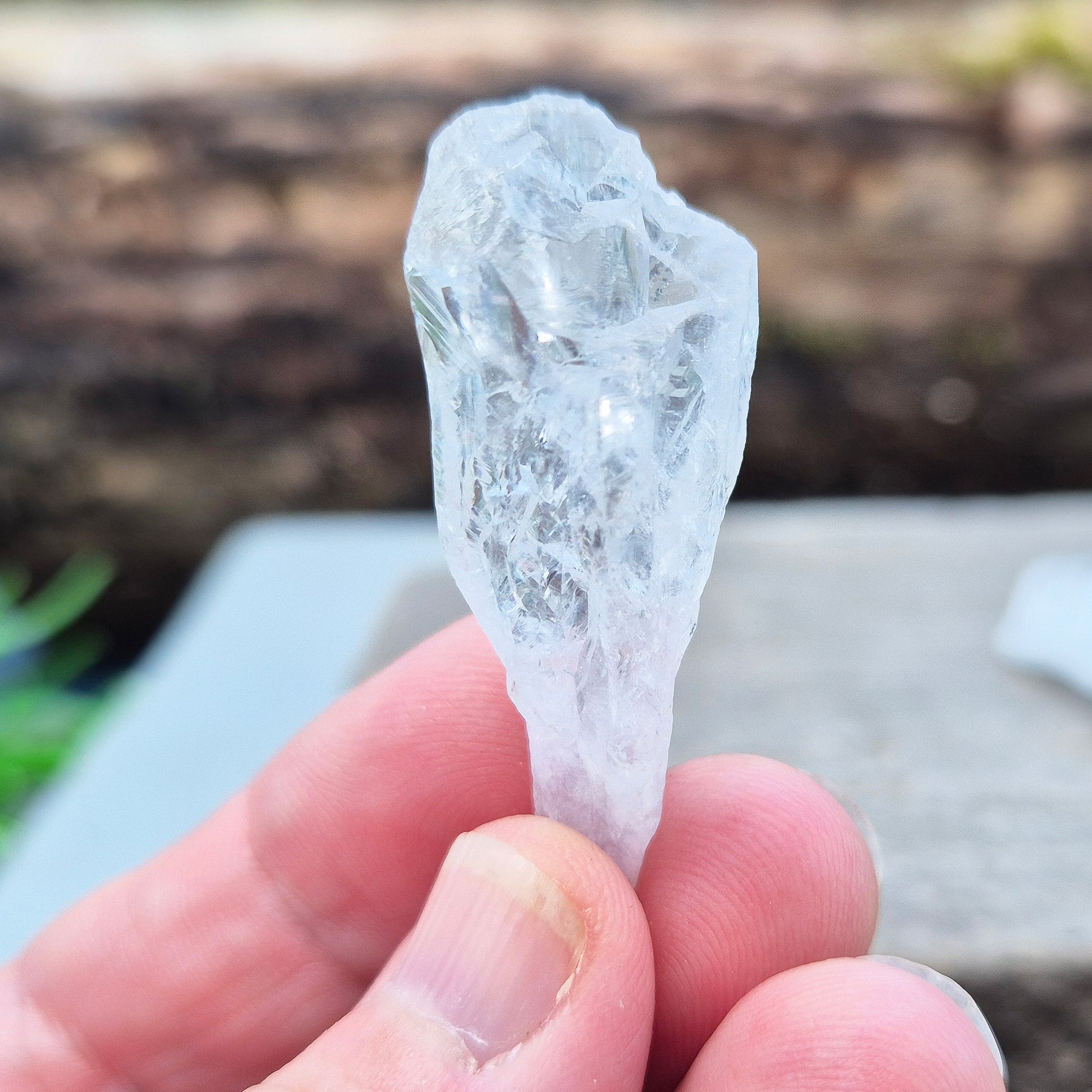 Natural Satyaloka Quartz – high-vibration crystal aligned to crown and higher crown chakras, ideal for deep spiritual healing and conscious evolution.