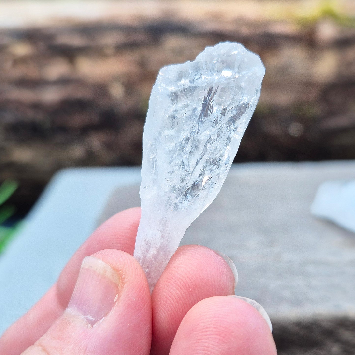 Natural Satyaloka Quartz – high-vibration crystal aligned to crown and higher crown chakras, ideal for deep spiritual healing and conscious evolution.