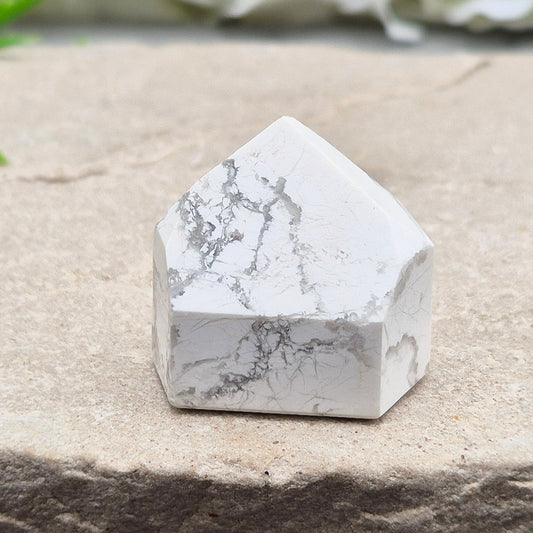 Howlite crystal point for calm, focus, and emotional balance. Perfect for meditation, healing spaces, or crystal collections.