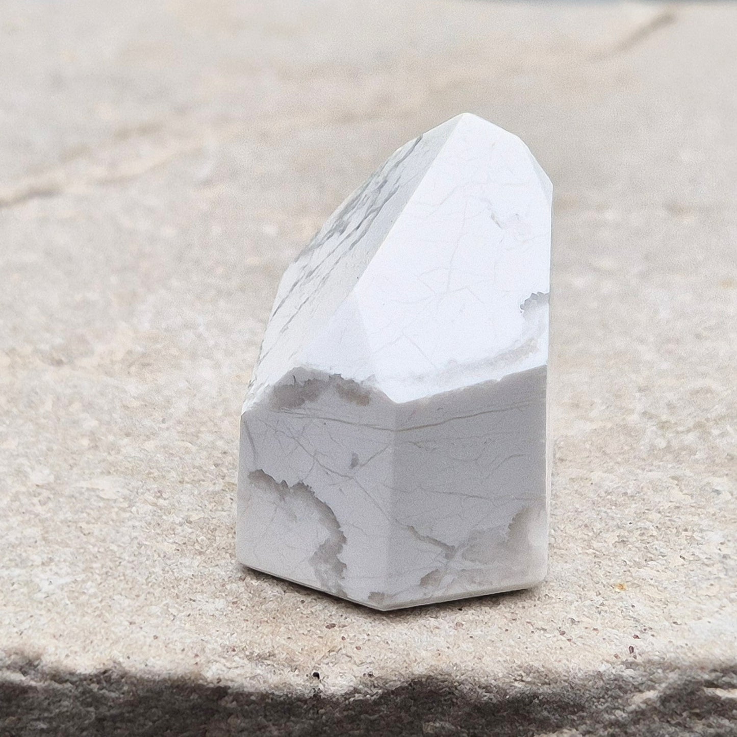 Howlite crystal point for calm, focus, and emotional balance. Perfect for meditation, healing spaces, or crystal collections.