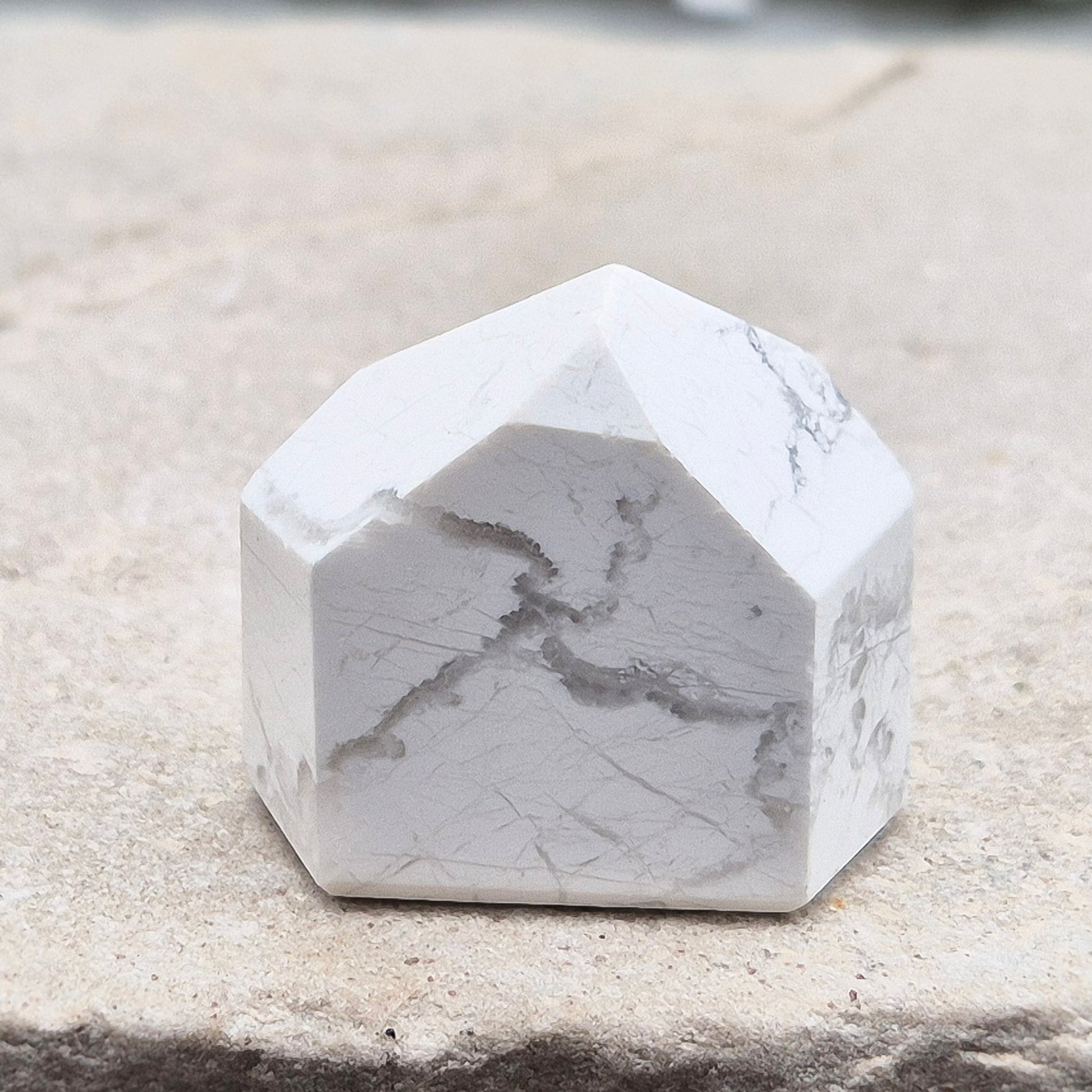 Howlite crystal point for calm, focus, and emotional balance. Perfect for meditation, healing spaces, or crystal collections.