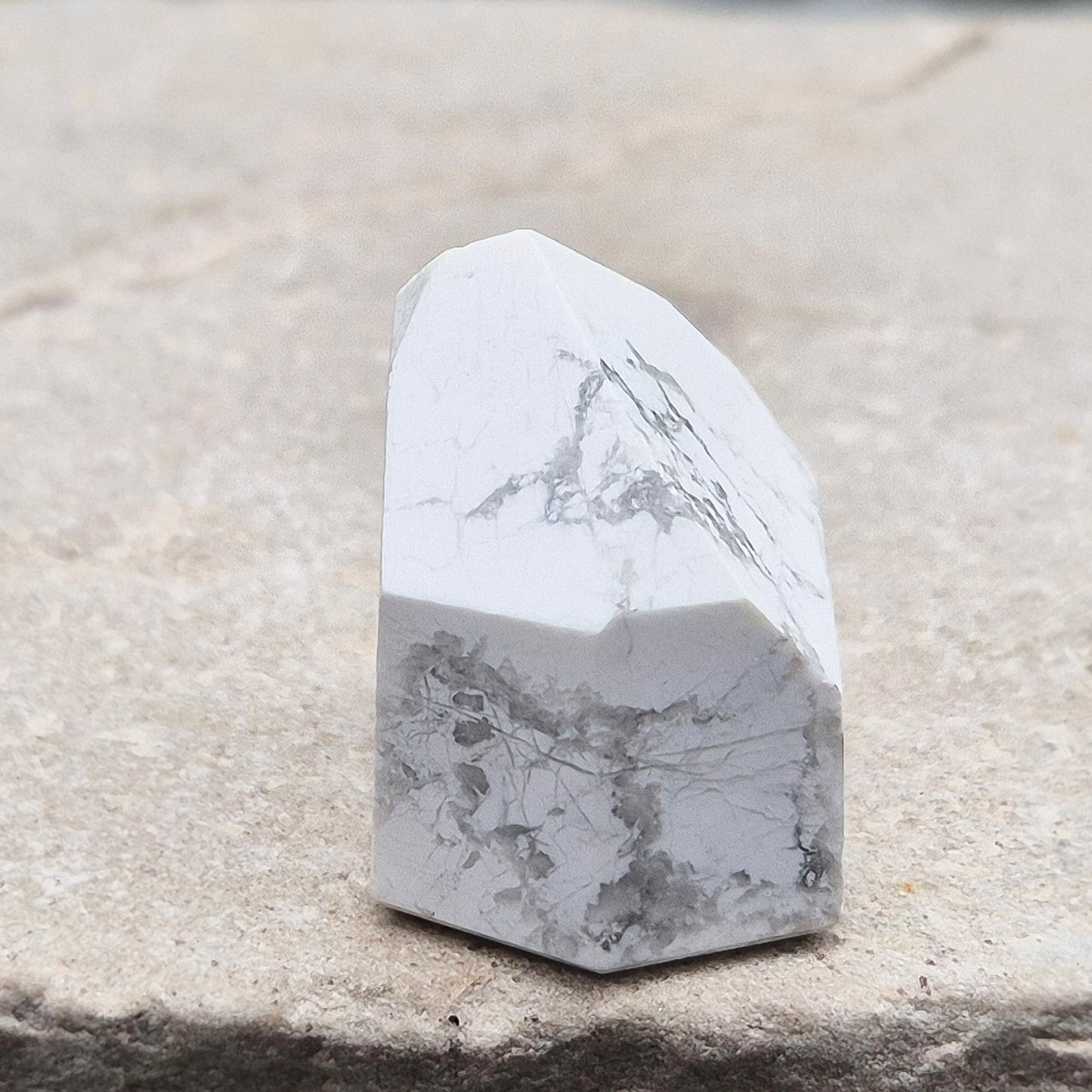 Howlite crystal point for calm, focus, and emotional balance. Perfect for meditation, healing spaces, or crystal collections.