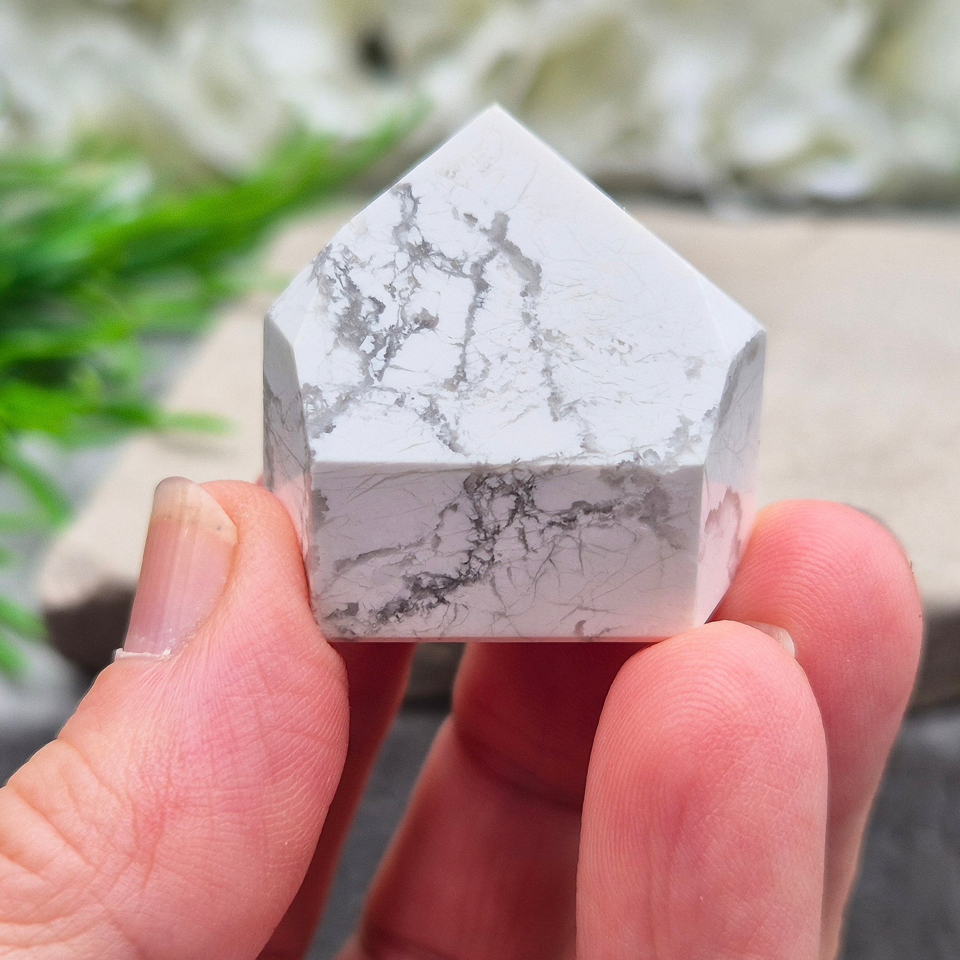 Howlite crystal point for calm, focus, and emotional balance. Perfect for meditation, healing spaces, or crystal collections.