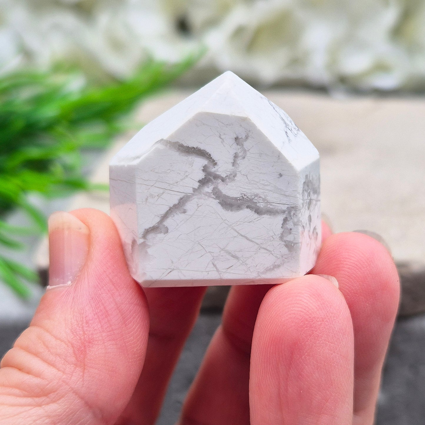 Howlite crystal point for calm, focus, and emotional balance. Perfect for meditation, healing spaces, or crystal collections.