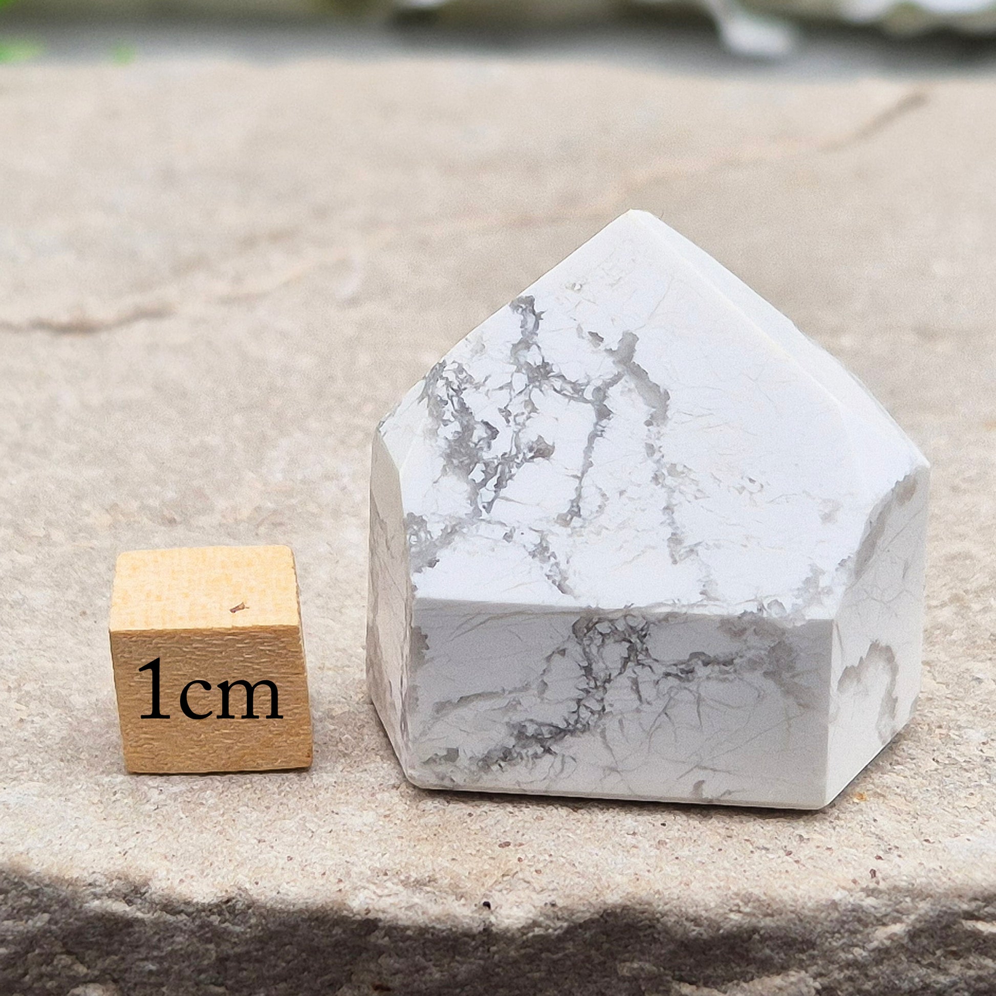 Howlite crystal point for calm, focus, and emotional balance. Perfect for meditation, healing spaces, or crystal collections.