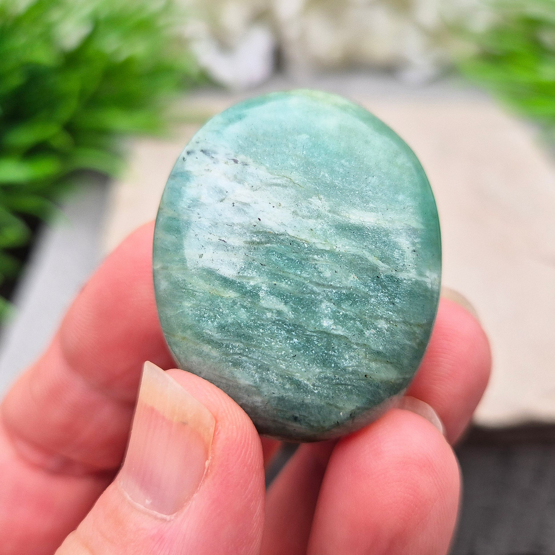Soothing Amazonite galet to support calm, confidence, and honest expression. A gentle crystal for emotional balance and everyday support.