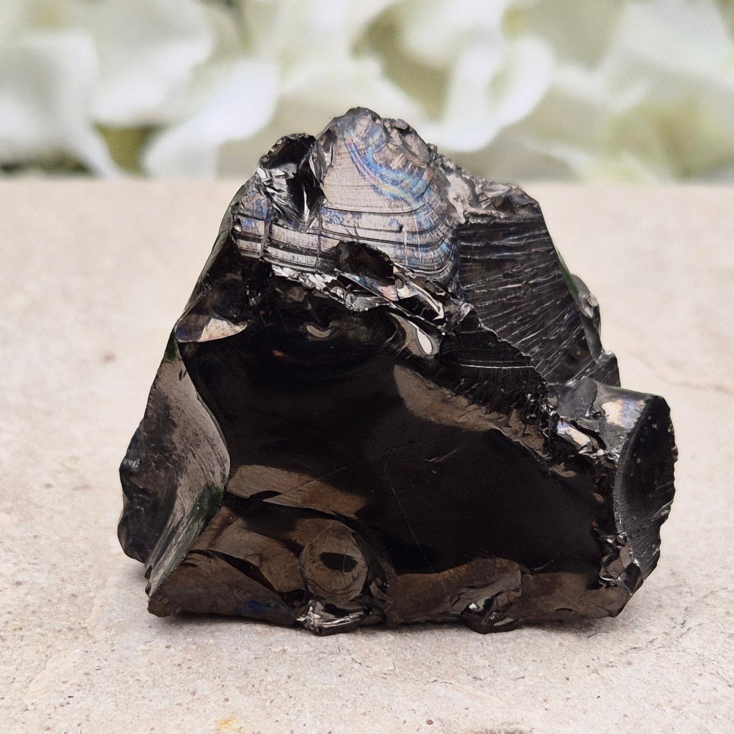 Natural Colombian Shungite (Raquirite) – rare carbon-rich grounding stone with a natural rainbow sheen. Ideal for protection, stability and energy cleansing.