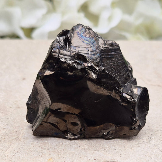 Natural Colombian Shungite (Raquirite) – rare carbon-rich grounding stone with a natural rainbow sheen. Ideal for protection, stability and energy cleansing.