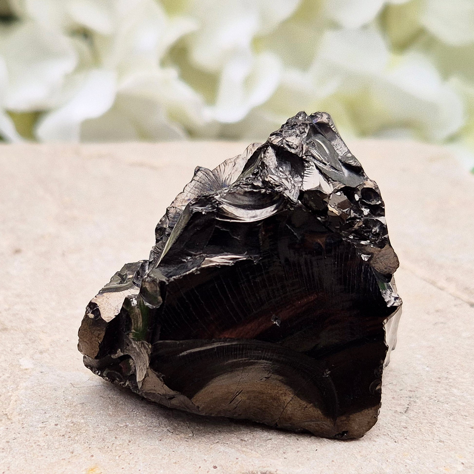 Natural Colombian Shungite (Raquirite) – rare carbon-rich grounding stone with a natural rainbow sheen. Ideal for protection, stability and energy cleansing.