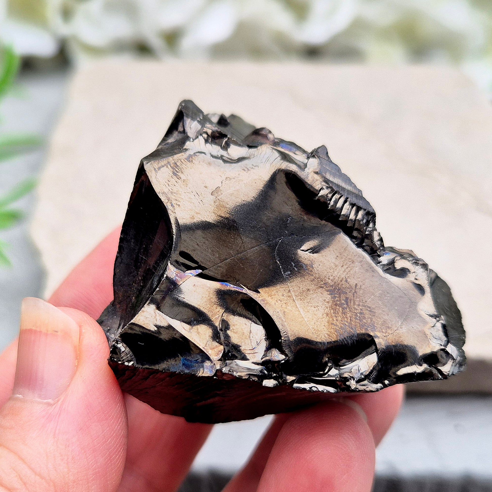Natural Colombian Shungite (Raquirite) – rare carbon-rich grounding stone with a natural rainbow sheen. Ideal for protection, stability and energy cleansing.