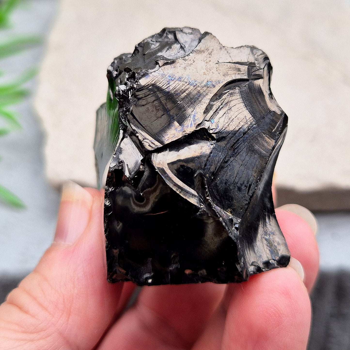 Natural Colombian Shungite (Raquirite) – rare carbon-rich grounding stone with a natural rainbow sheen. Ideal for protection, stability and energy cleansing.