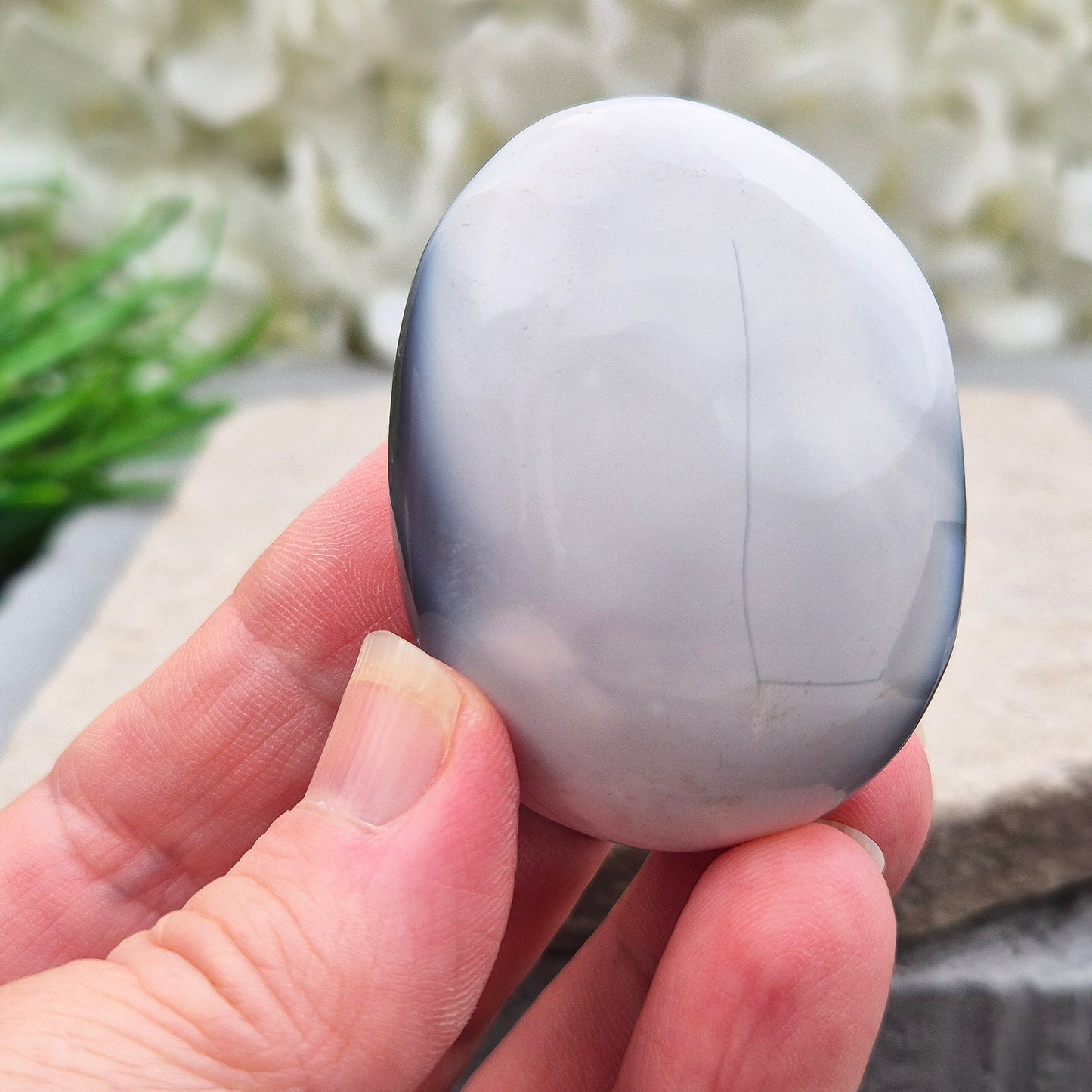 Polished Orca Agate (Grey Agate) galet with soft grey, white, and charcoal banding. A calming stone often chosen for emotional balance, grounding, and steady support.