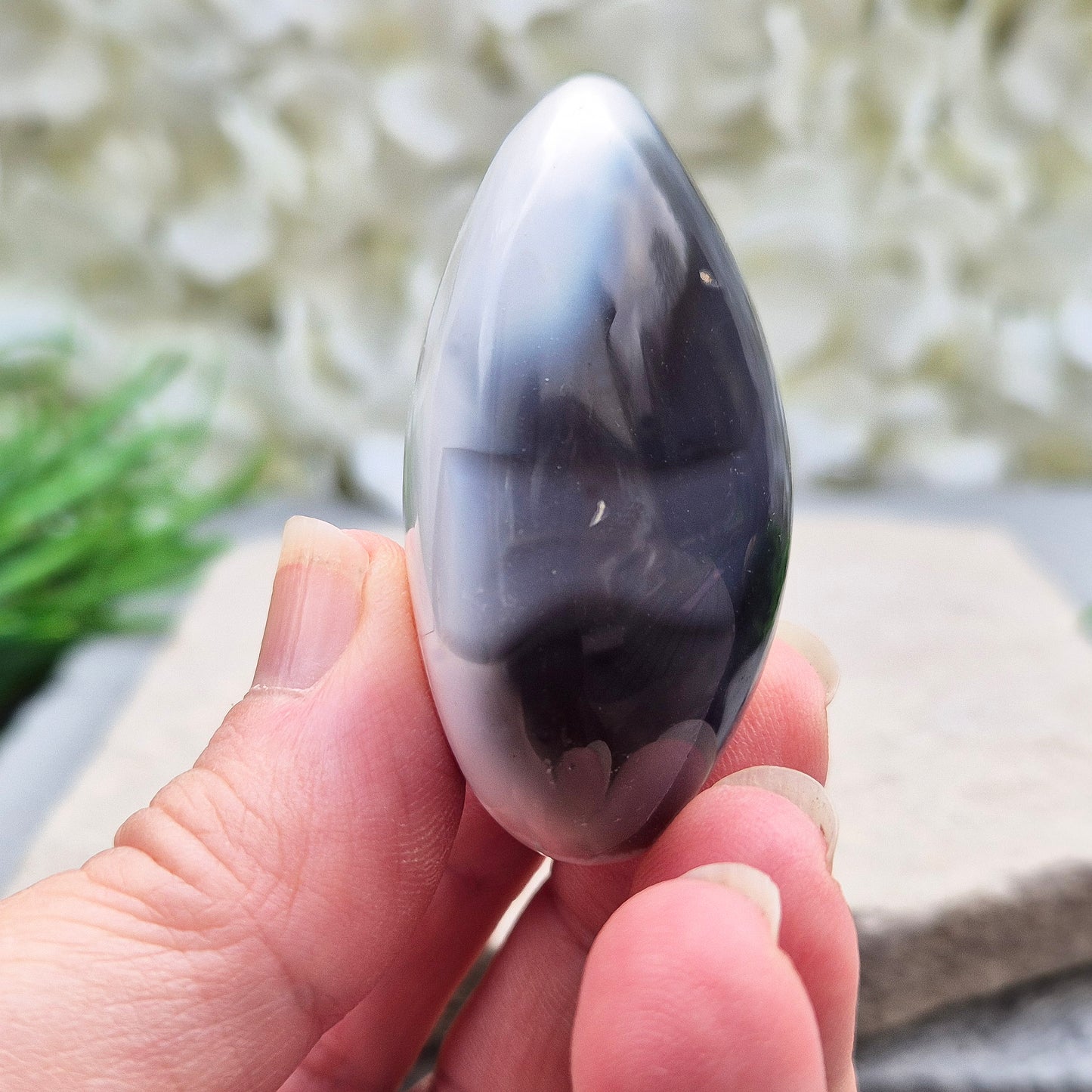 Polished Orca Agate (Grey Agate) galet with soft grey, white, and charcoal banding. A calming stone often chosen for emotional balance, grounding, and steady support.