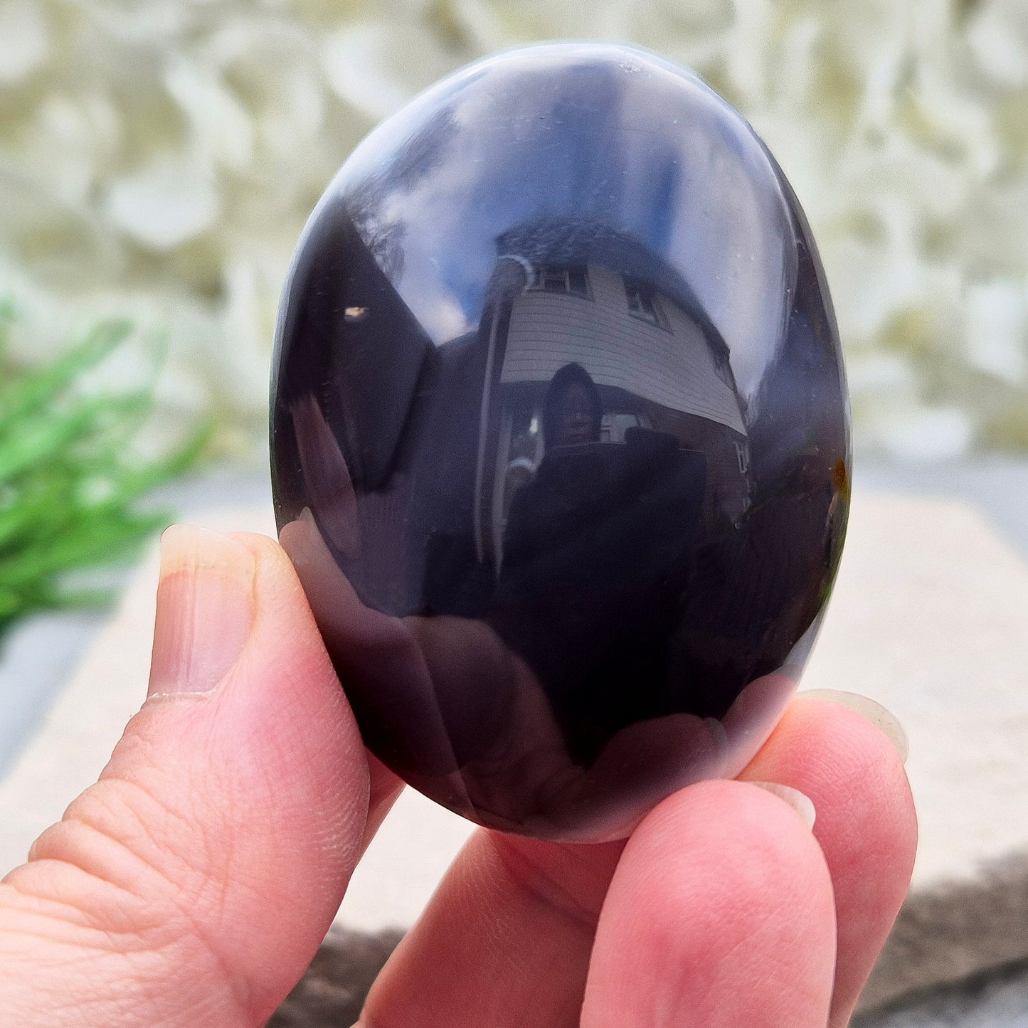 Polished Orca Agate (Grey Agate) galet with soft grey, white, and charcoal banding. A calming stone often chosen for emotional balance, grounding, and steady support.