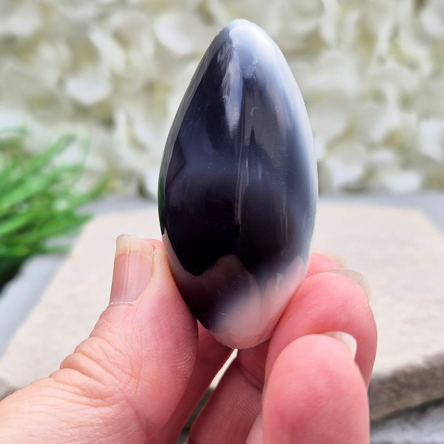 Polished Orca Agate (Grey Agate) galet with soft grey, white, and charcoal banding. A calming stone often chosen for emotional balance, grounding, and steady support.