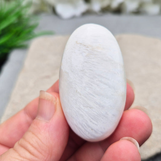 Soothing Scolecite for serenity and balance. Supports meditation, relaxation, and emotional healing with its soft, high-vibrational energy. 