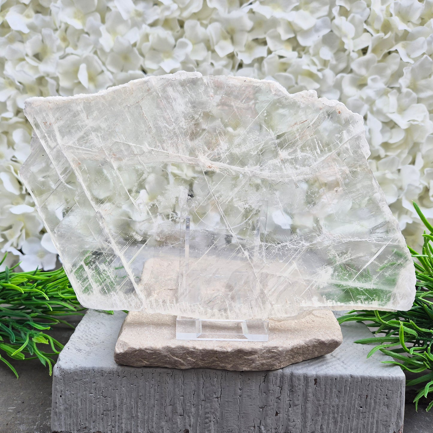 Gypsum crystal transparent window plate from Mexico, used for cleansing and charging crystals or jewellery. Includes clear acrylic stand. 