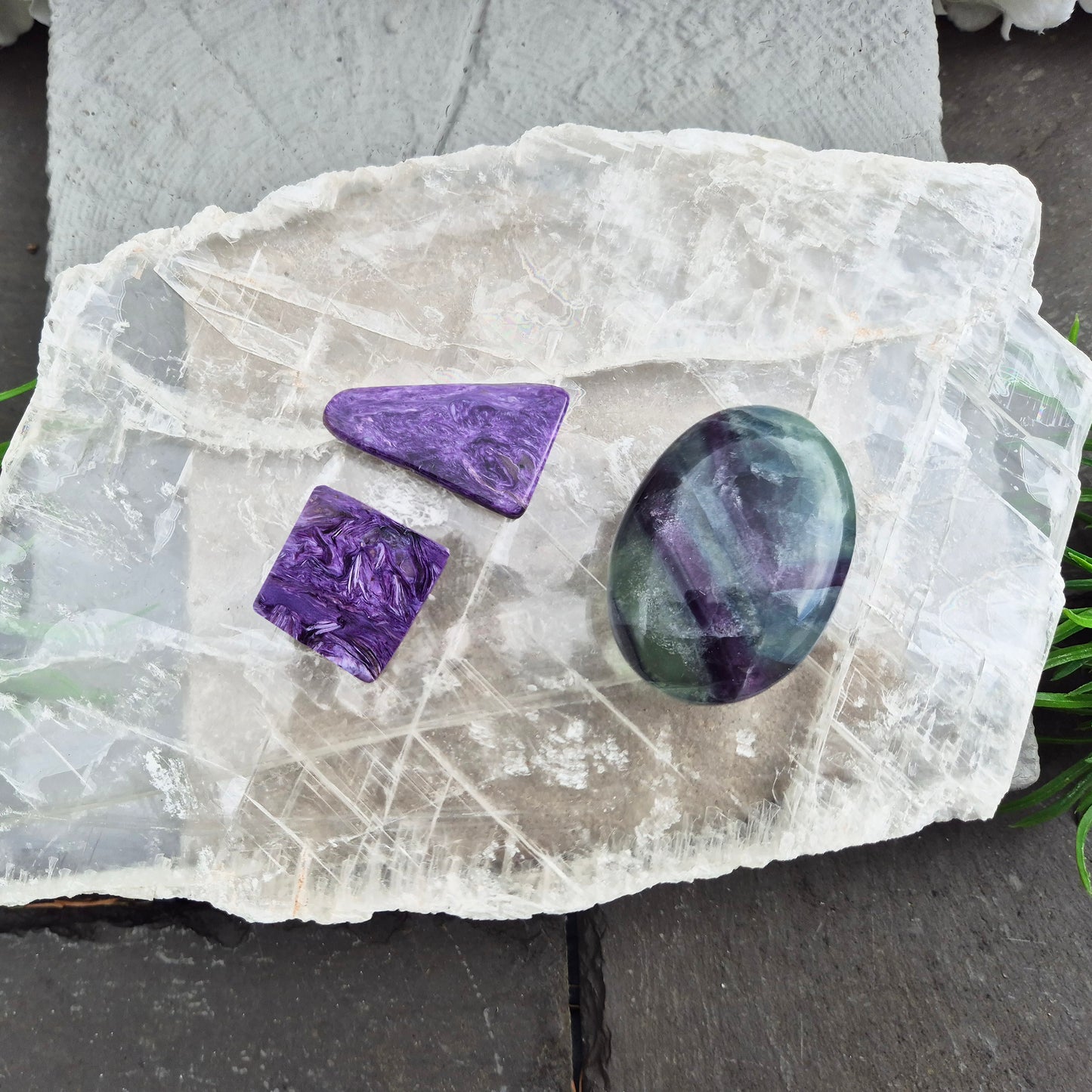 Gypsum crystal transparent window plate from Mexico, used for cleansing and charging crystals or jewellery. Includes clear acrylic stand. 