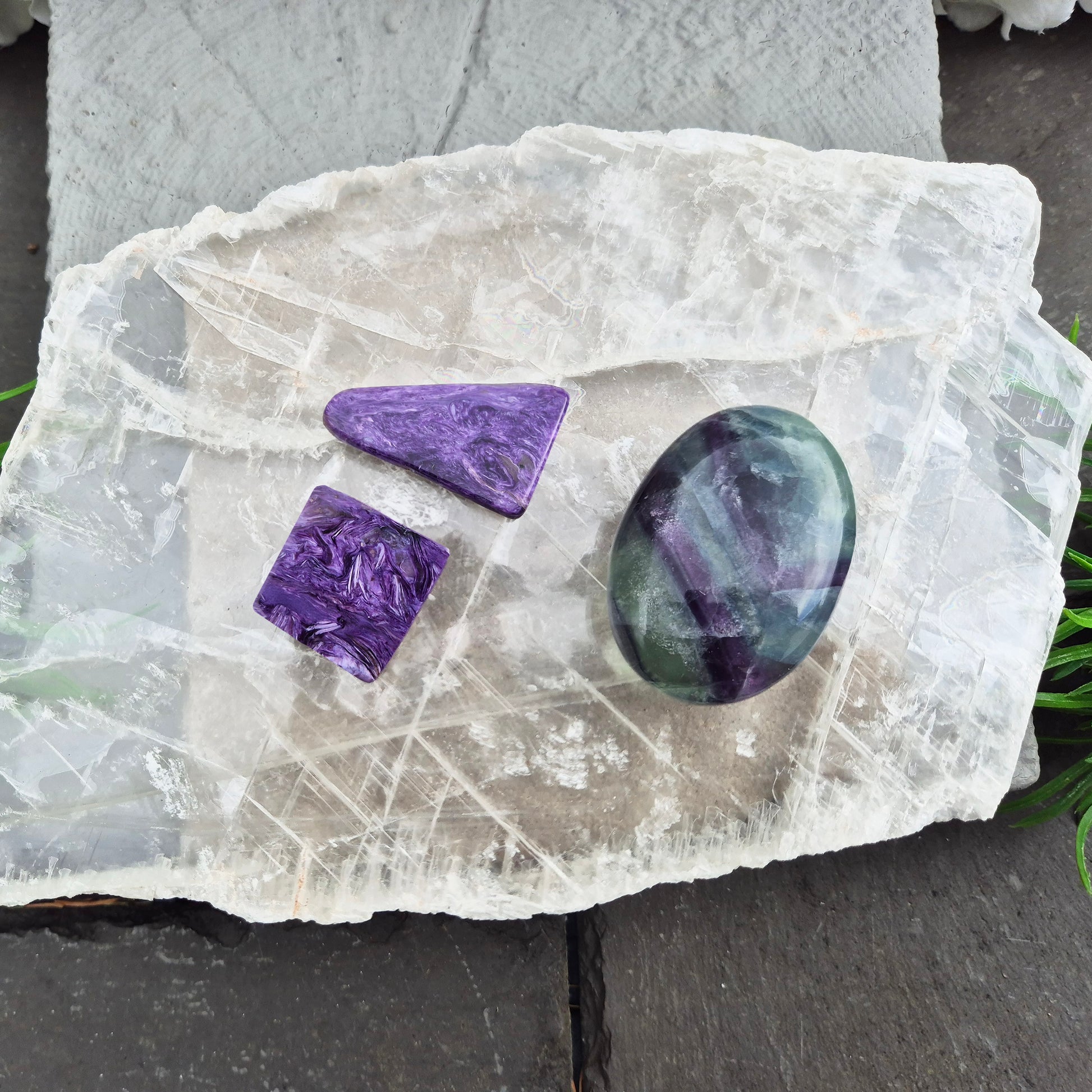 Gypsum crystal transparent window plate from Mexico, used for cleansing and charging crystals or jewellery. Includes clear acrylic stand. 