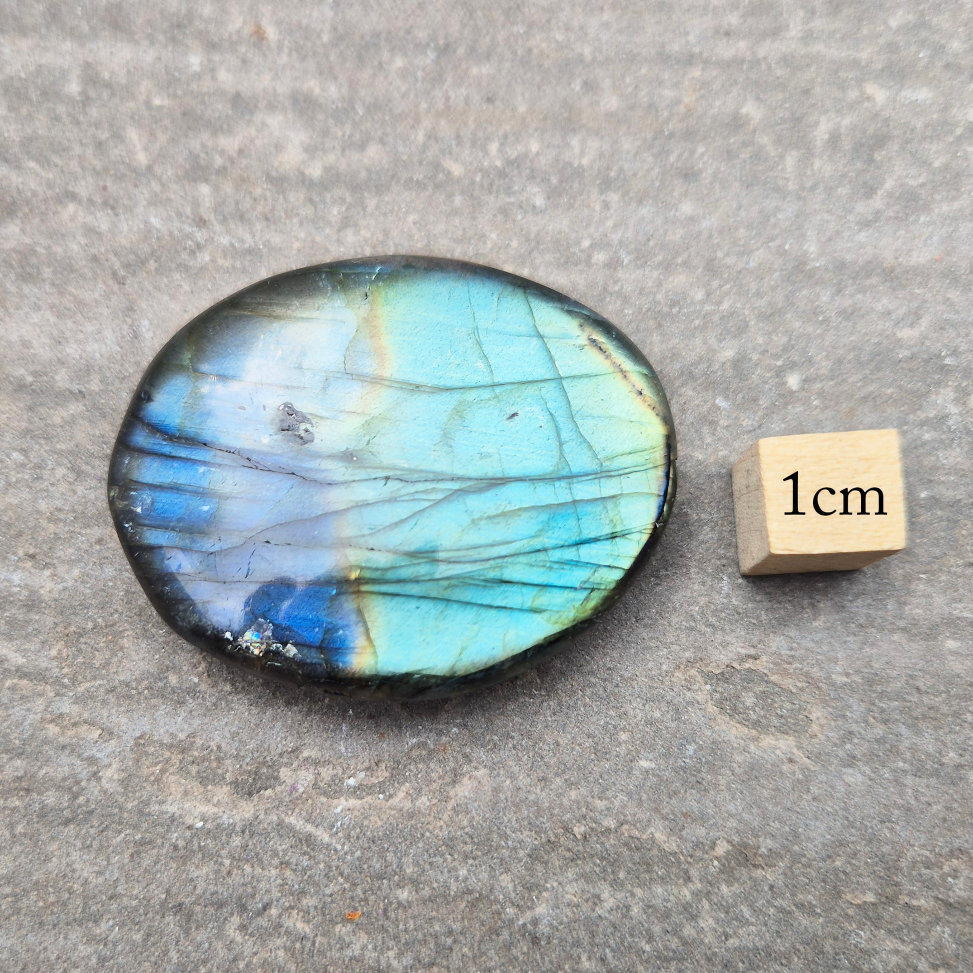Labradorite palm stone with natural flash. Known for protection and intuition, helping shift energy and focus. Smooth, grounding, and easy to hold.