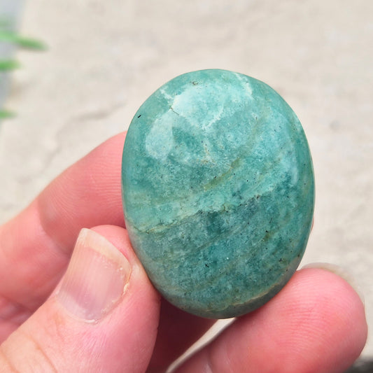 Soothing Amazonite galet to support calm, confidence, and honest expression. A gentle crystal for emotional balance and everyday support.