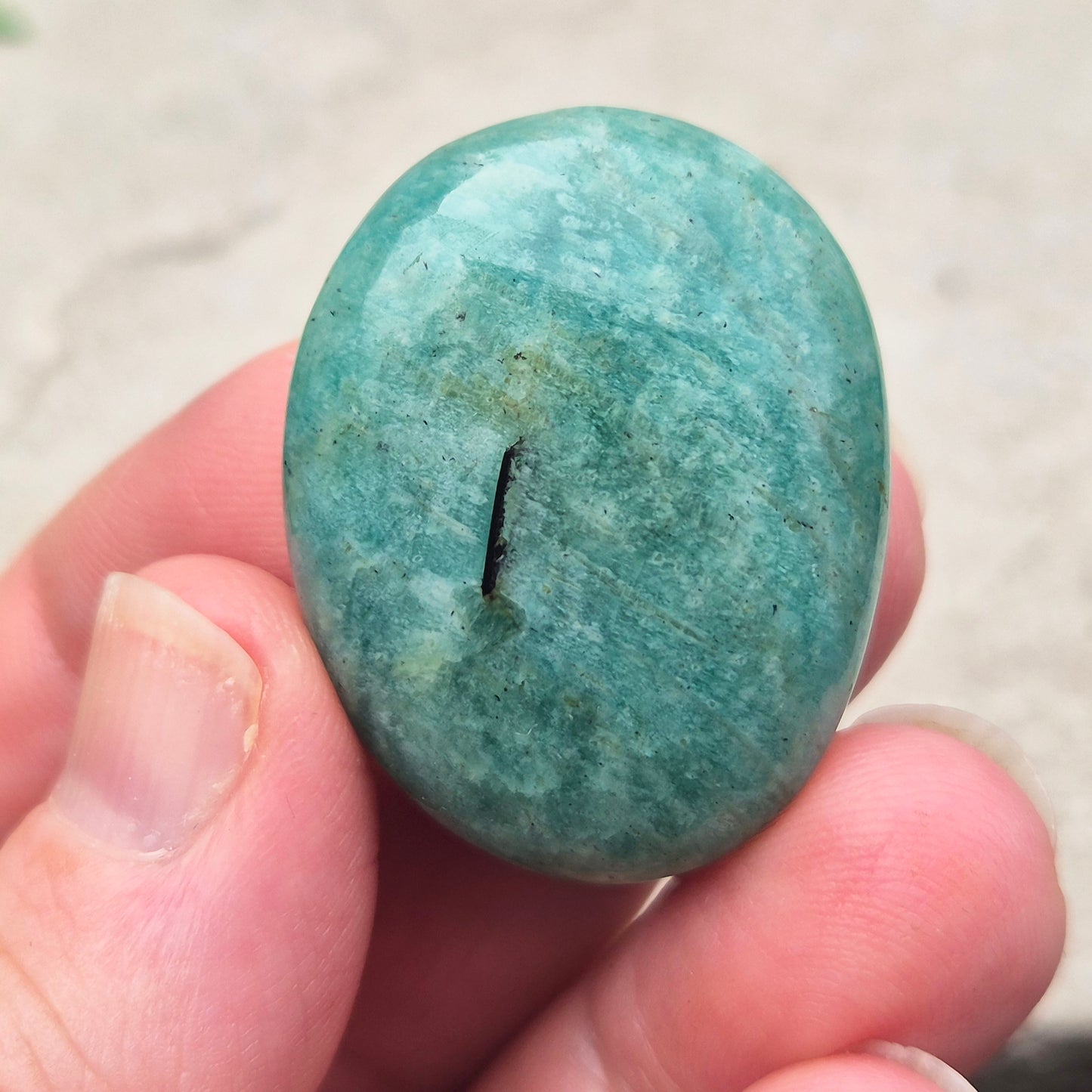 Soothing Amazonite galet to support calm, confidence, and honest expression. A gentle crystal for emotional balance and everyday support.