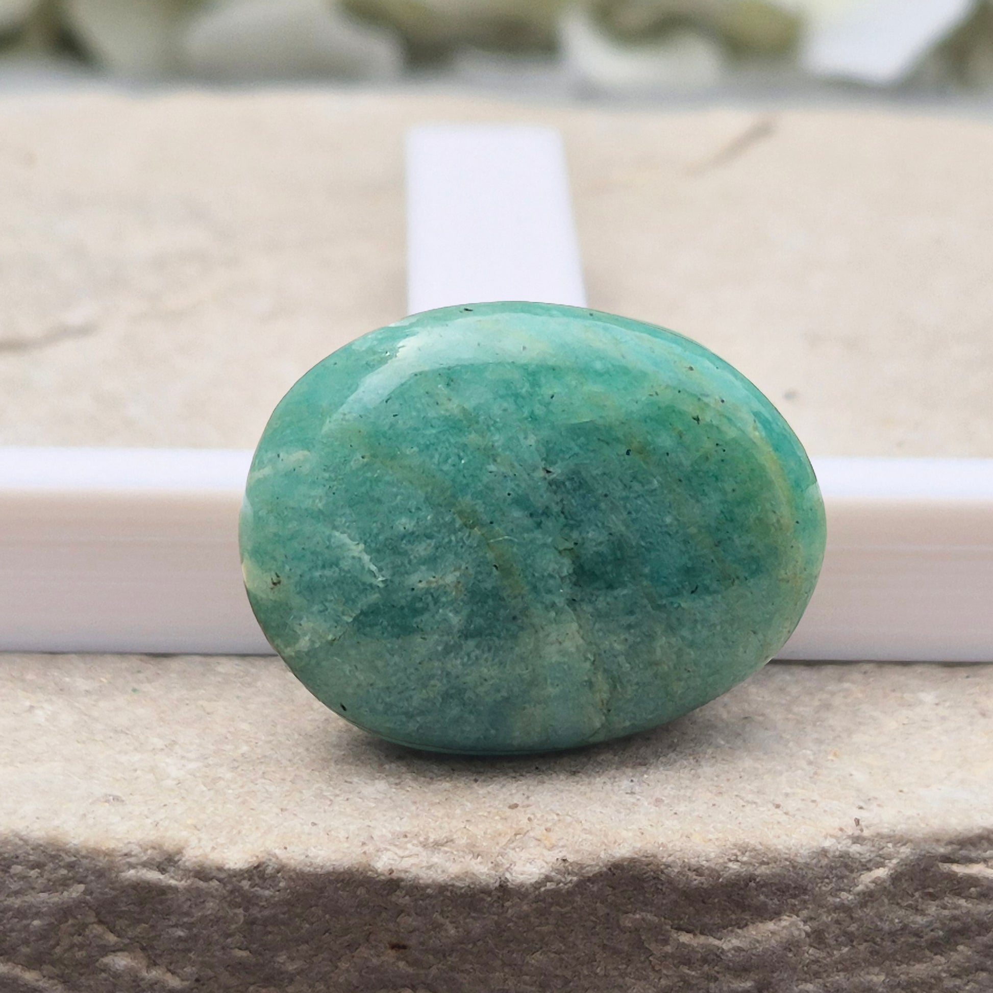 Soothing Amazonite galet to support calm, confidence, and honest expression. A gentle crystal for emotional balance and everyday support.