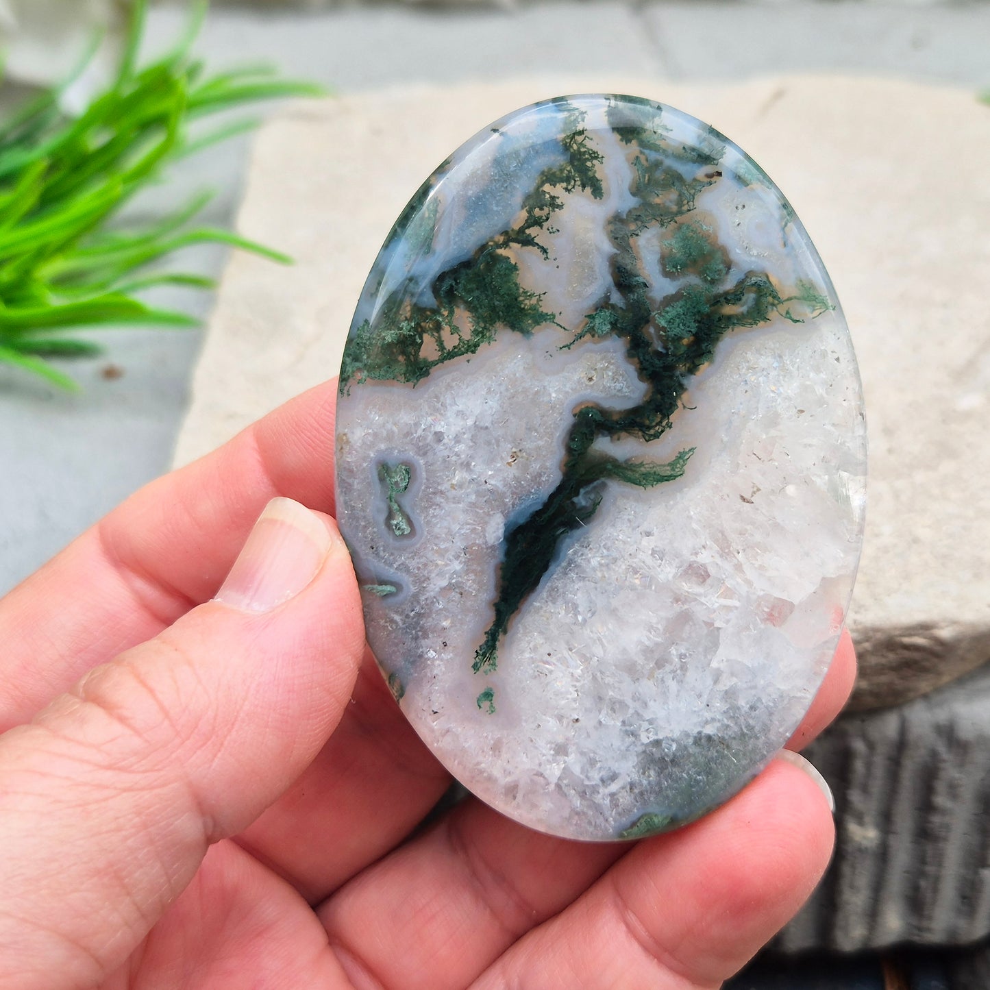 Moss Agate palm stone – grounding and balancing crystal. Connect with nature, boost self-esteem, and harmonise emotions with gentle green energy.
