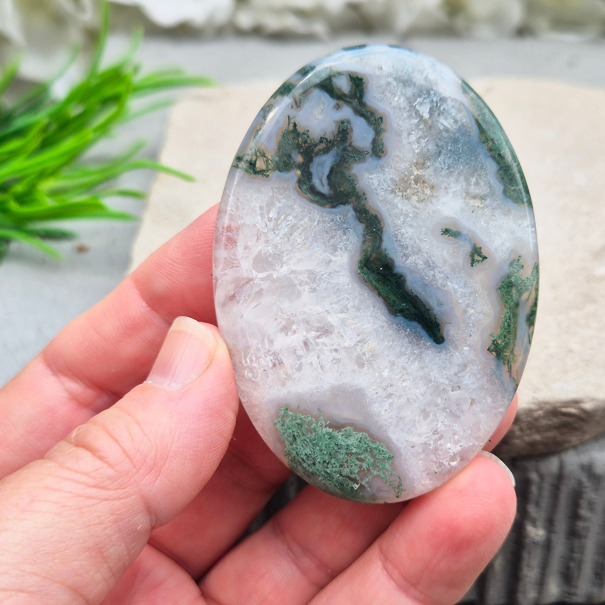 Moss Agate palm stone – grounding and balancing crystal. Connect with nature, boost self-esteem, and harmonise emotions with gentle green energy.