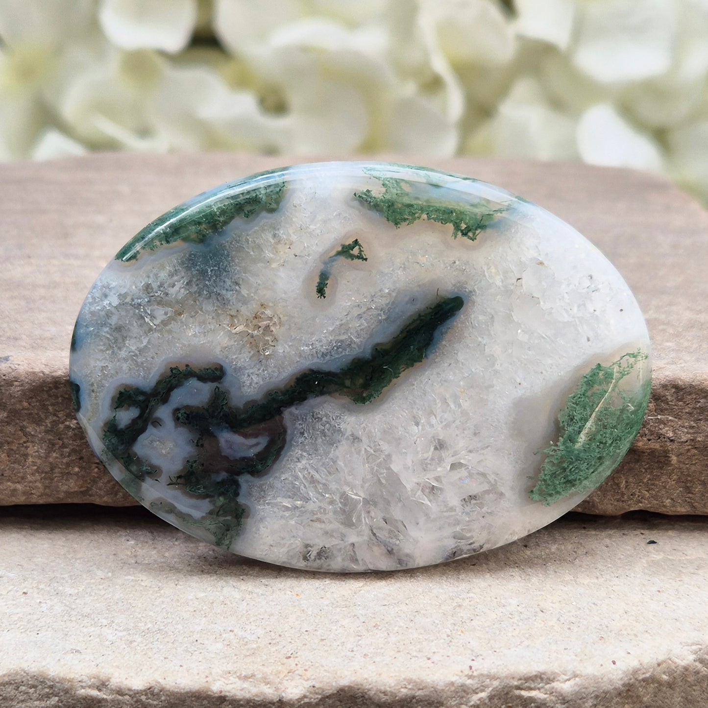Moss Agate palm stone – grounding and balancing crystal. Connect with nature, boost self-esteem, and harmonise emotions with gentle green energy.
