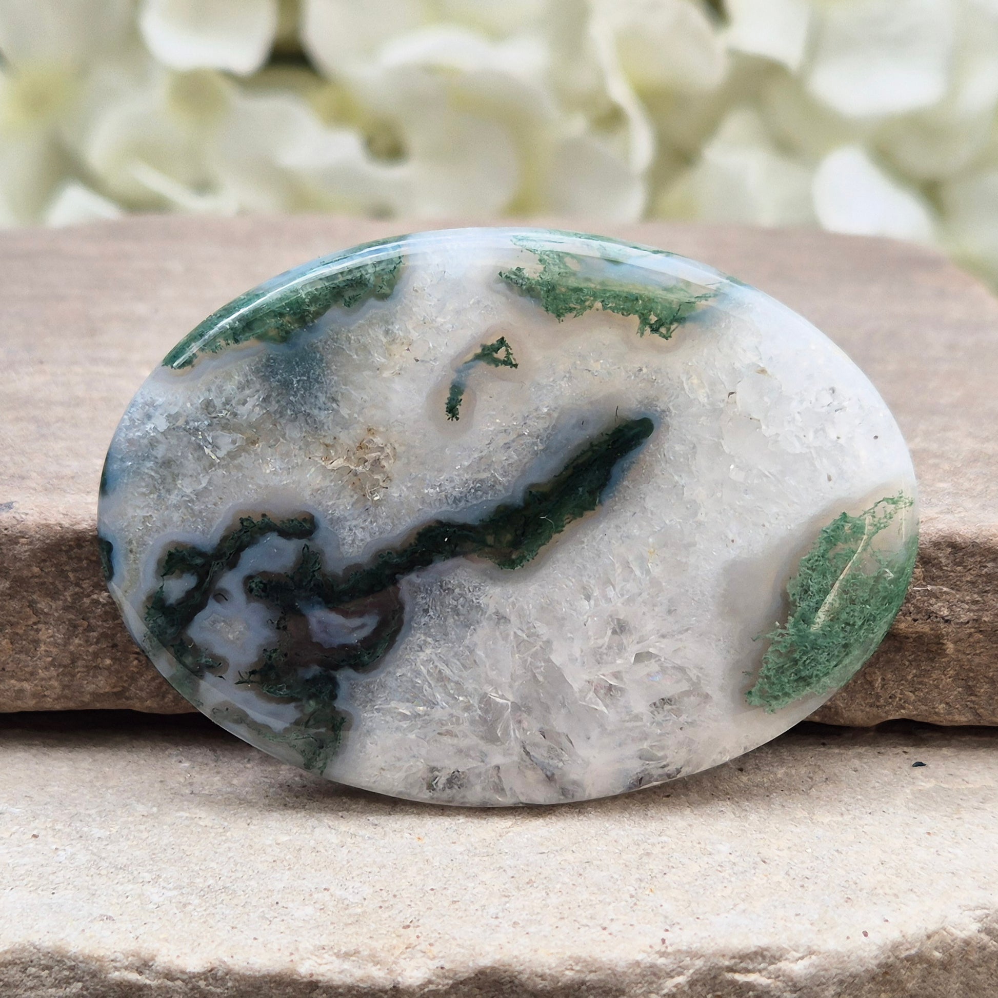 Moss Agate palm stone – grounding and balancing crystal. Connect with nature, boost self-esteem, and harmonise emotions with gentle green energy.