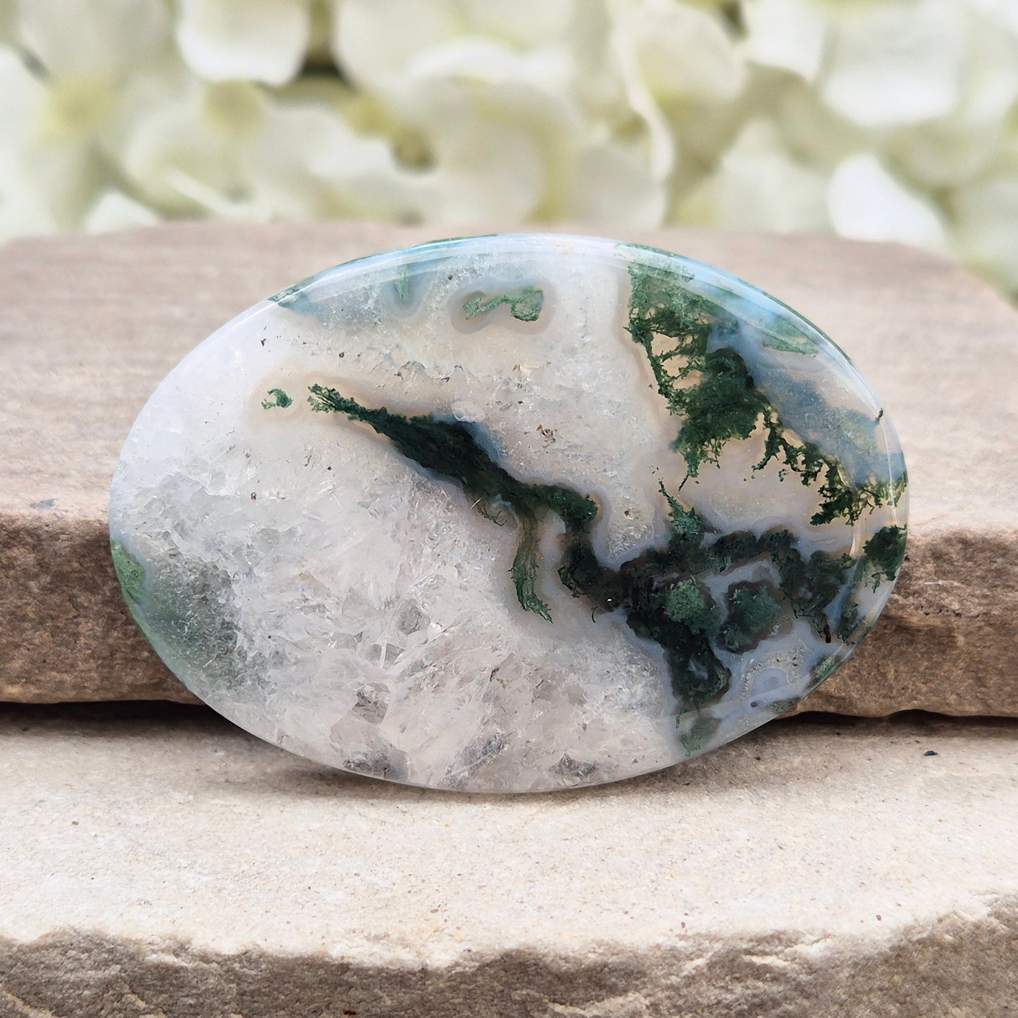 Moss Agate palm stone – grounding and balancing crystal. Connect with nature, boost self-esteem, and harmonise emotions with gentle green energy.