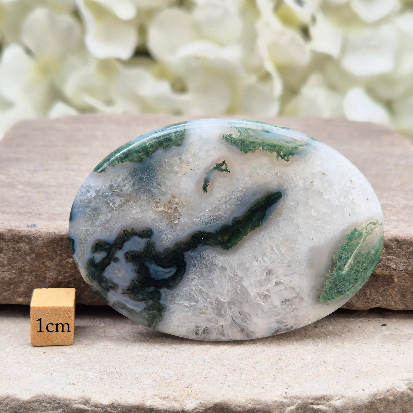 Moss Agate palm stone – grounding and balancing crystal. Connect with nature, boost self-esteem, and harmonise emotions with gentle green energy.