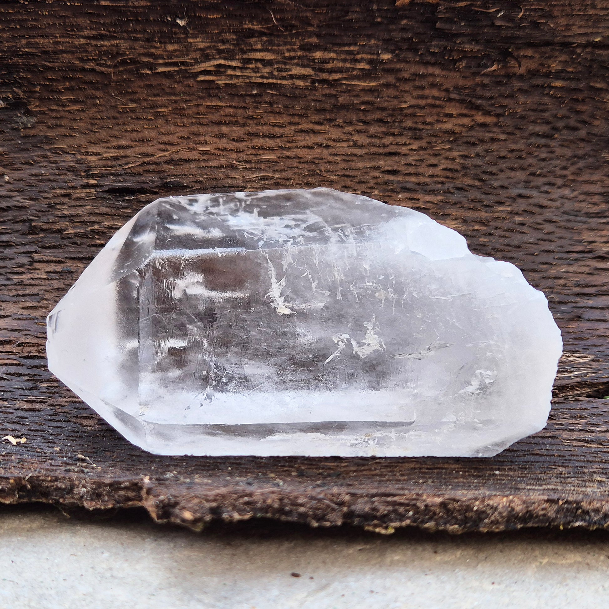 Natural quartz point from Brazil – Beautifully formed, high-quality crystals ideal for amplifying energy, meditation, or display in your crystal collection.