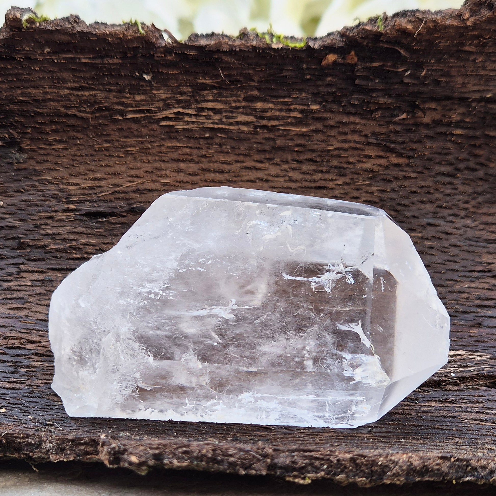 Natural quartz point from Brazil – Beautifully formed, high-quality crystals ideal for amplifying energy, meditation, or display in your crystal collection.