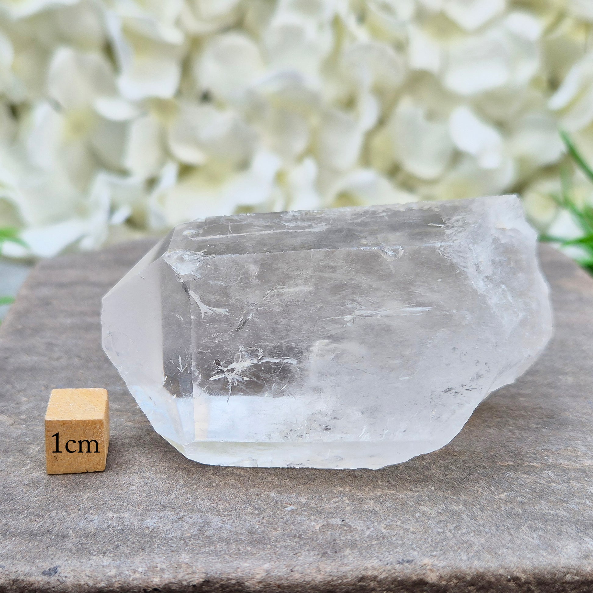 Natural quartz point from Brazil – Beautifully formed, high-quality crystals ideal for amplifying energy, meditation, or display in your crystal collection.