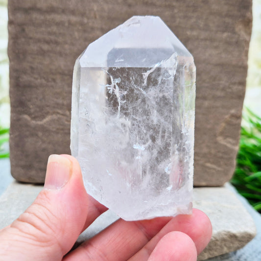 Natural quartz point from Brazil – Beautifully formed, high-quality crystals ideal for amplifying energy, meditation, or display in your crystal collection.