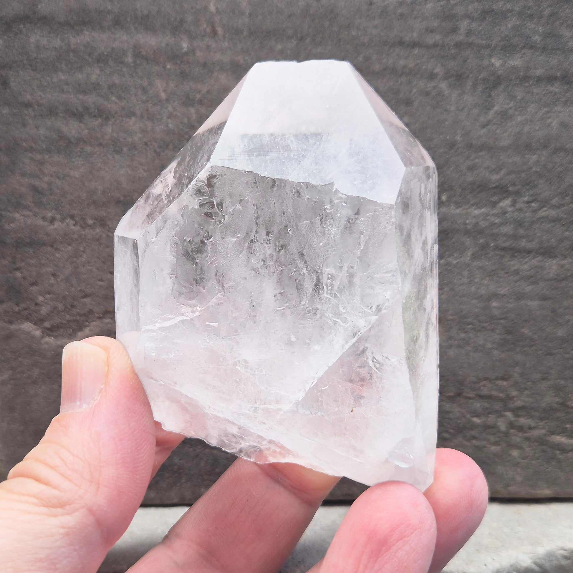 Natural quartz point from Brazil – Beautifully formed, high-quality crystals ideal for amplifying energy, meditation, or display in your crystal collection.
