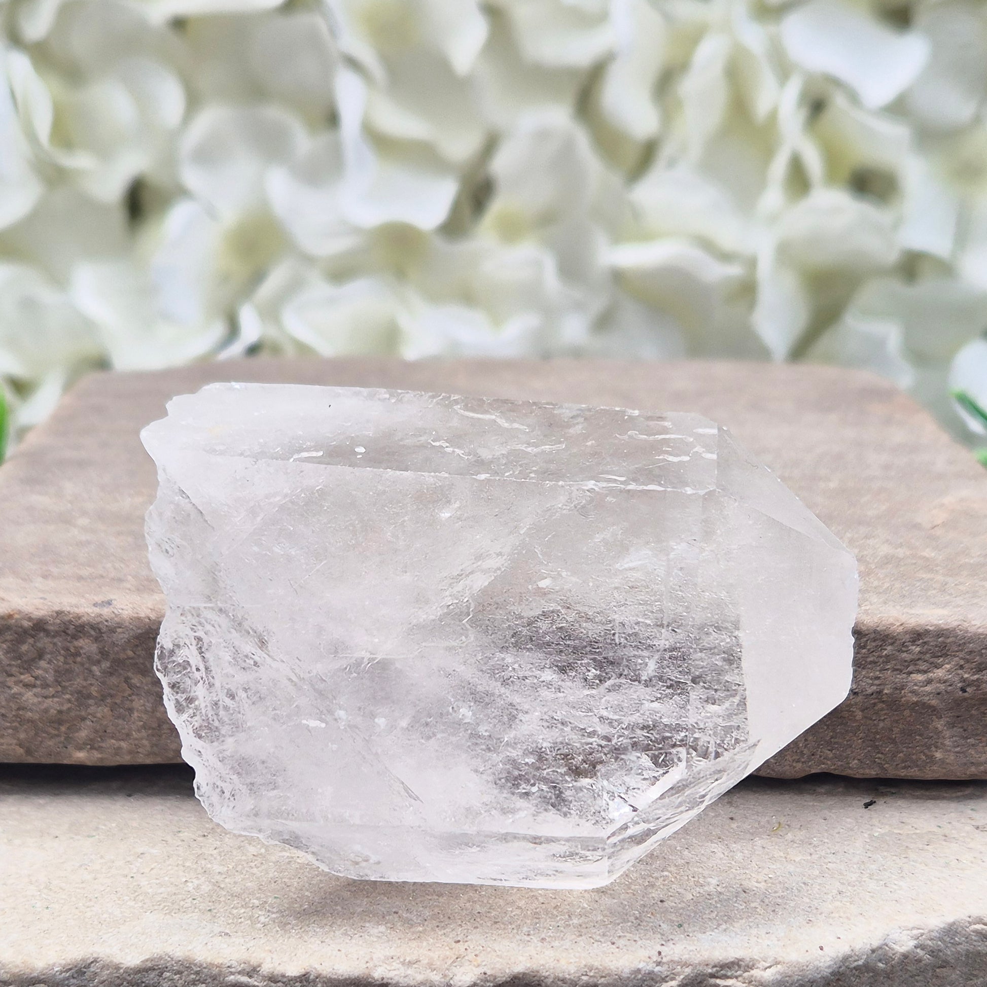 Natural quartz point from Brazil – Beautifully formed, high-quality crystals ideal for amplifying energy, meditation, or display in your crystal collection.