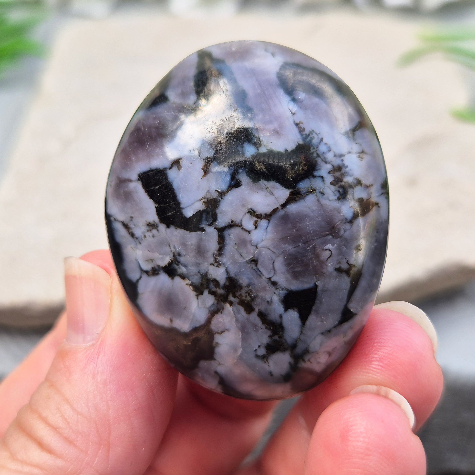 Mystic Merlinite Palm Stone – a grounding and intuitive crystal for meditation, spiritual insight and inner balance. Smooth pocket stone for daily use.