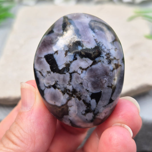 Mystic Merlinite Palm Stone – a grounding and intuitive crystal for meditation, spiritual insight and inner balance. Smooth pocket stone for daily use.